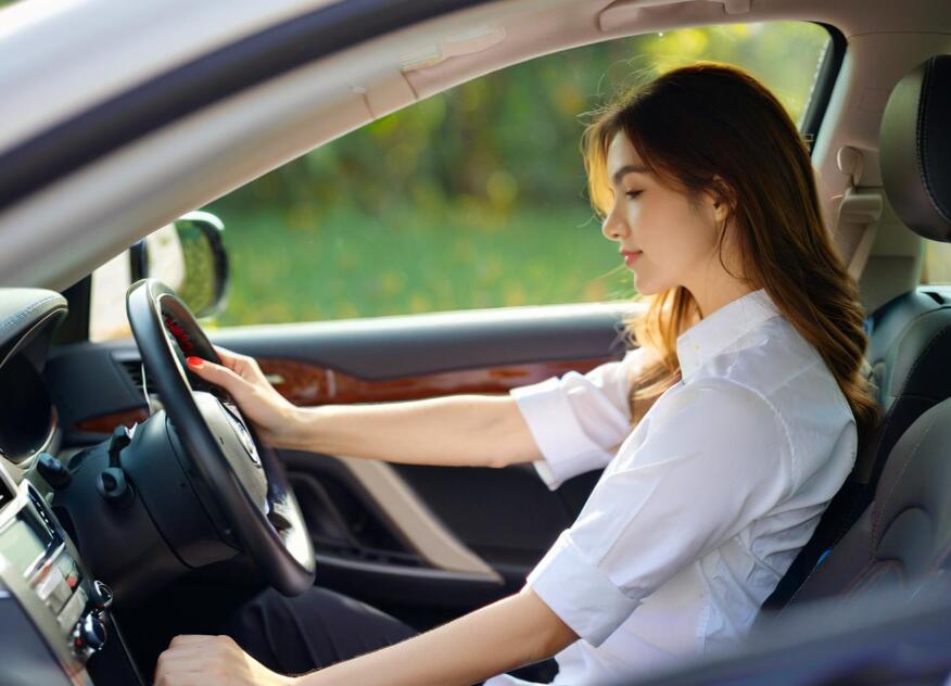 2025年12月科目三通过路口的减速标准是什么？？